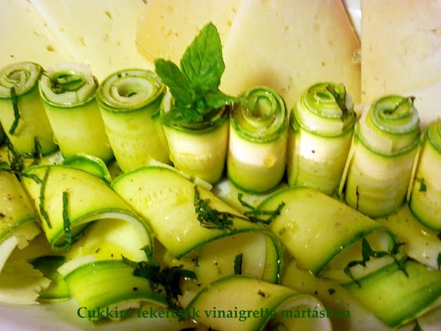 Cukkini tekercsek vinaigrette mártásban